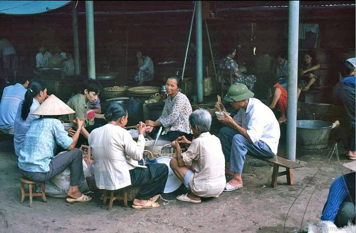 Qùa vặt trong chợ, Hà Nội 1992.
